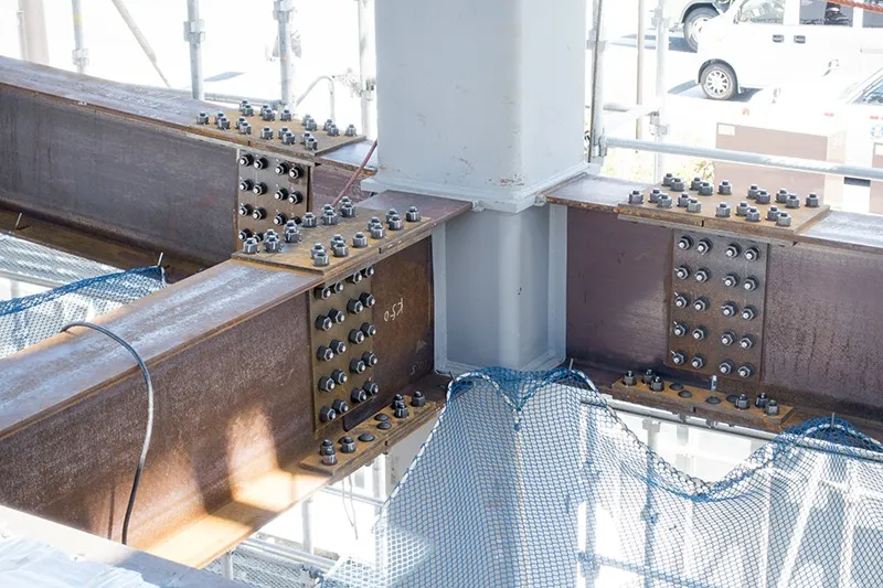 鉄骨工事の作業員